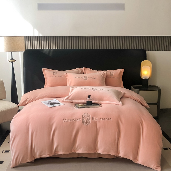 91家纺网 家纺一手货源 找家纺 梦莱斯 2025新款高克重牛奶绒刺绣四件套 月夕粉