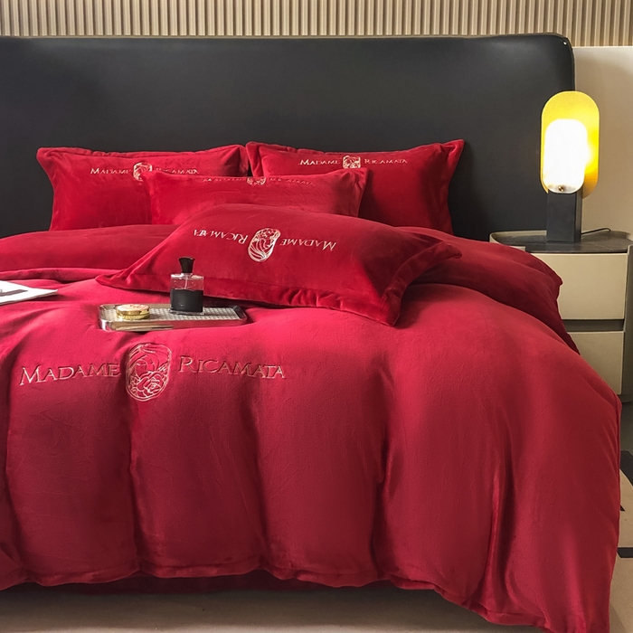 91家纺网 家纺一手货源 找家纺 梦莱斯 2025新款高克重牛奶绒刺绣四件套 玫瑰红