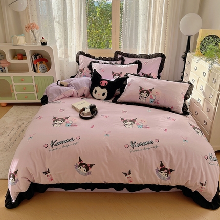 91家纺网 家纺一手货源 找家纺 三朵家纺 2025新款全棉花边款三丽欧系列四件套 库洛米精灵