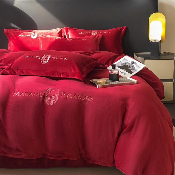 91家纺网 家纺一手货源 找家纺 梦莱斯 2025新款高克重牛奶绒刺绣四件套 玫瑰红