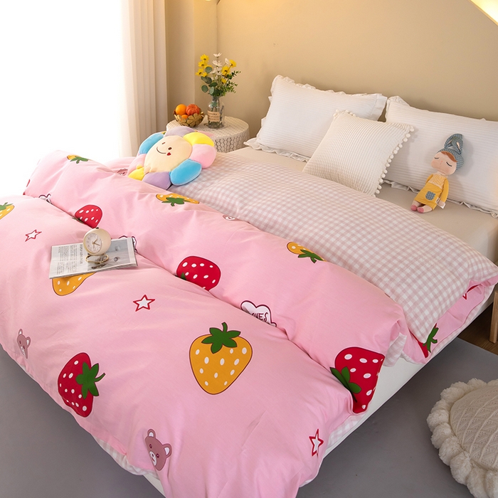 91家纺网 家纺一手货源 找家纺 2025新款纯棉加牛奶绒被套 草莓可爱