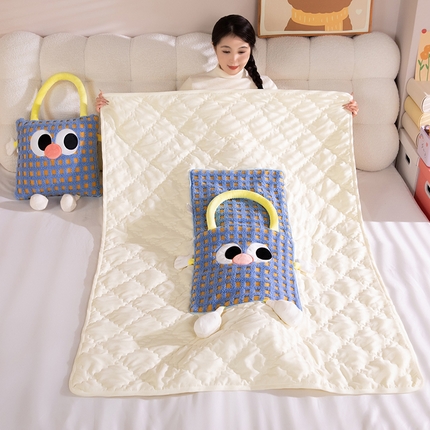 91家纺网 家纺一手货源 找家纺 中华鲟 2025新款多功能羊羔绒提花网红抱枕毯卡通立体贴布刺绣抱枕被夏被 蓝色