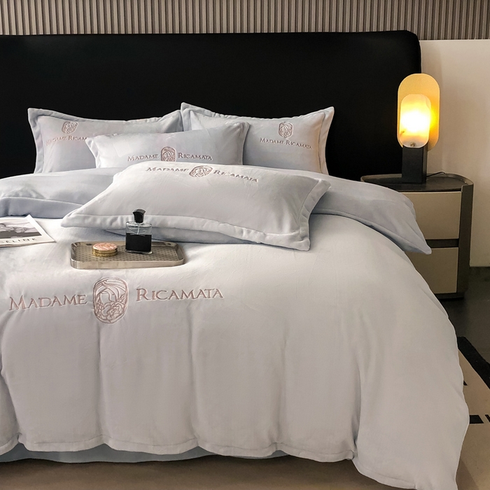 91家纺网 家纺一手货源 找家纺 梦莱斯 2025新款高克重牛奶绒刺绣四件套 星空灰