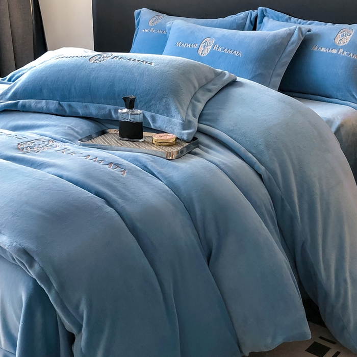 91家纺网 家纺一手货源 找家纺 梦莱斯 2025新款高克重牛奶绒刺绣四件套 深海蓝