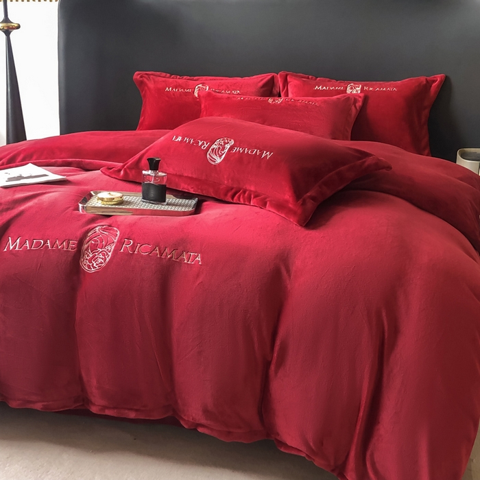 91家纺网 家纺一手货源 找家纺 梦莱斯 2025新款高克重牛奶绒刺绣四件套 玫瑰红