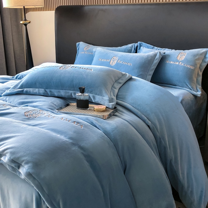 91家纺网 家纺一手货源 找家纺 梦莱斯 2025新款高克重牛奶绒刺绣四件套 深海蓝