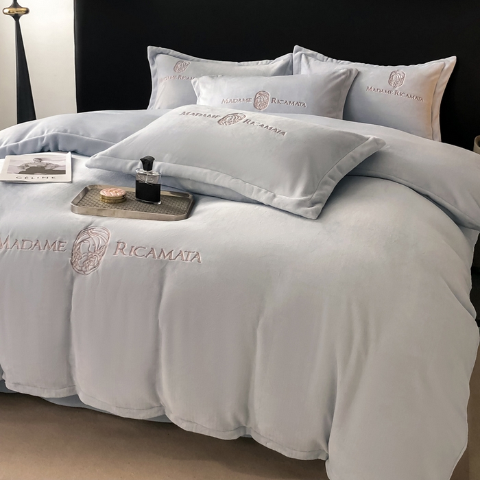 91家纺网 家纺一手货源 找家纺 梦莱斯 2025新款高克重牛奶绒刺绣四件套 星空灰