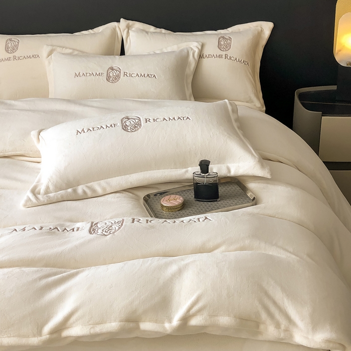 91家纺网 家纺一手货源 找家纺 梦莱斯 2025新款高克重牛奶绒刺绣四件套 奶油白