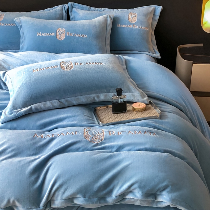 91家纺网 家纺一手货源 找家纺 梦莱斯 2025新款高克重牛奶绒刺绣四件套 深海蓝