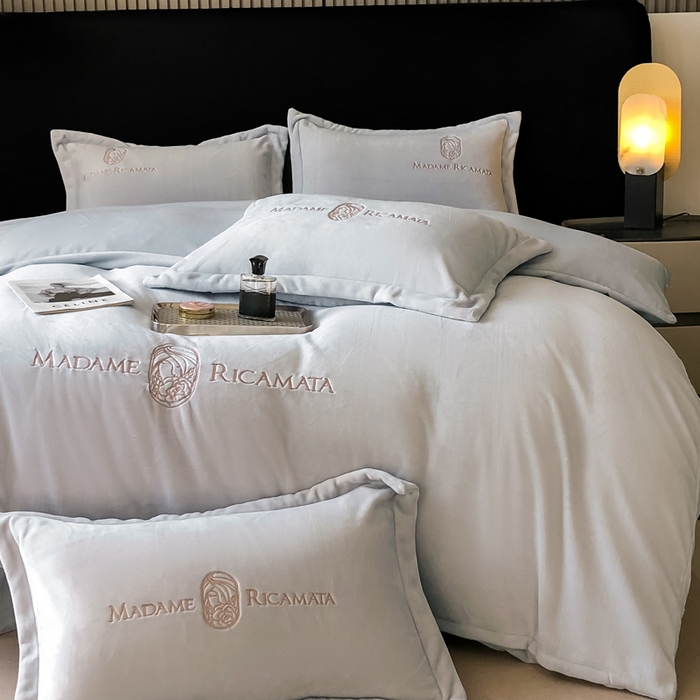 91家纺网 家纺一手货源 找家纺 梦莱斯 2025新款高克重牛奶绒刺绣四件套 星空灰