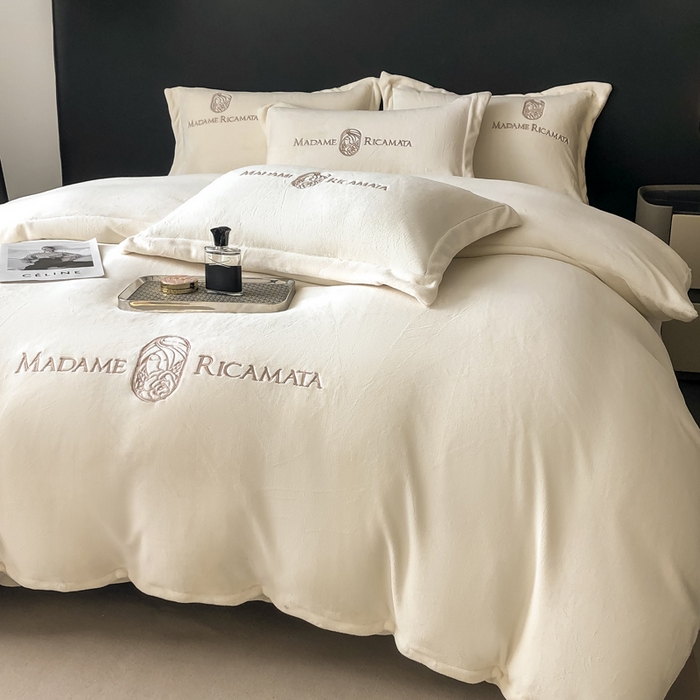 91家纺网 家纺一手货源 找家纺 梦莱斯 2025新款高克重牛奶绒刺绣四件套 奶油白