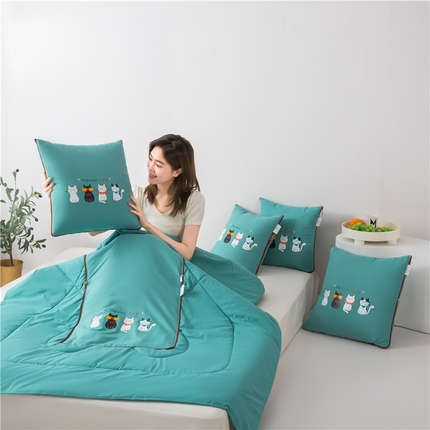 91家纺网 家纺一手货源 找家纺 2025新款猫咪家族四季款抱枕被 猫咪家族-湖绿