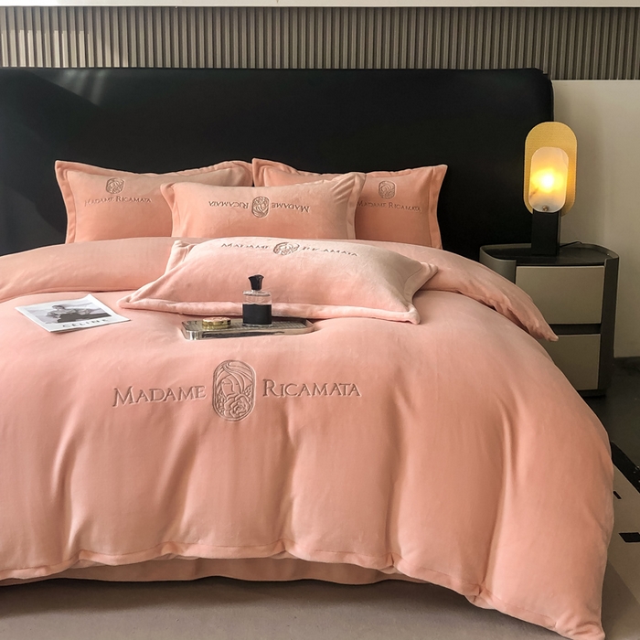 91家纺网 家纺一手货源 找家纺 梦莱斯 2025新款高克重牛奶绒刺绣四件套 月夕粉