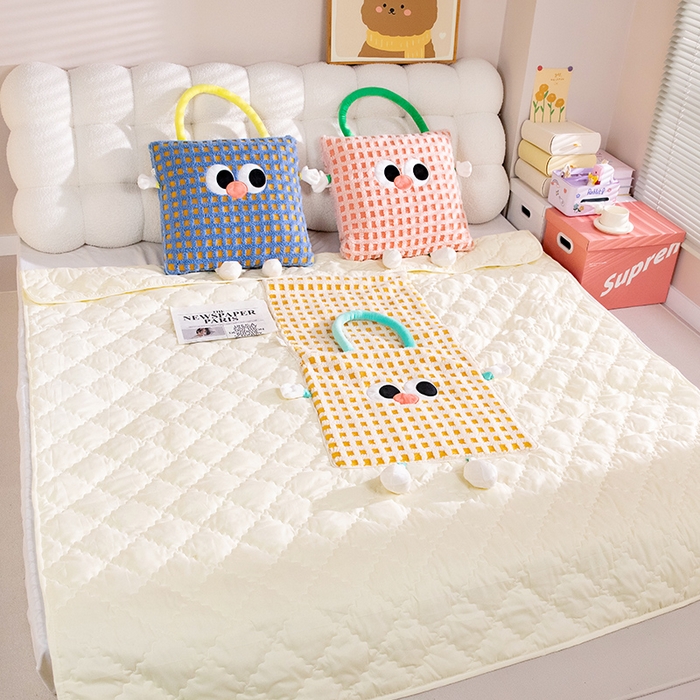 91家纺网 家纺一手货源 找家纺 中华鲟 2025新款多功能羊羔绒提花网红抱枕毯卡通立体贴布刺绣抱枕被夏被 粉蓝粗条纹