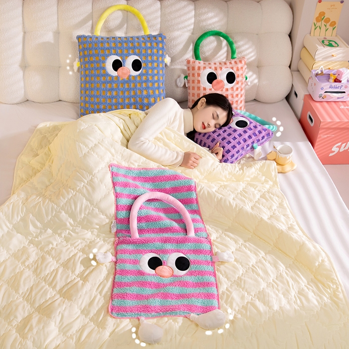 91家纺网 家纺一手货源 找家纺 中华鲟 2025新款多功能羊羔绒提花网红抱枕毯卡通立体贴布刺绣抱枕被夏被 粉蓝粗条纹