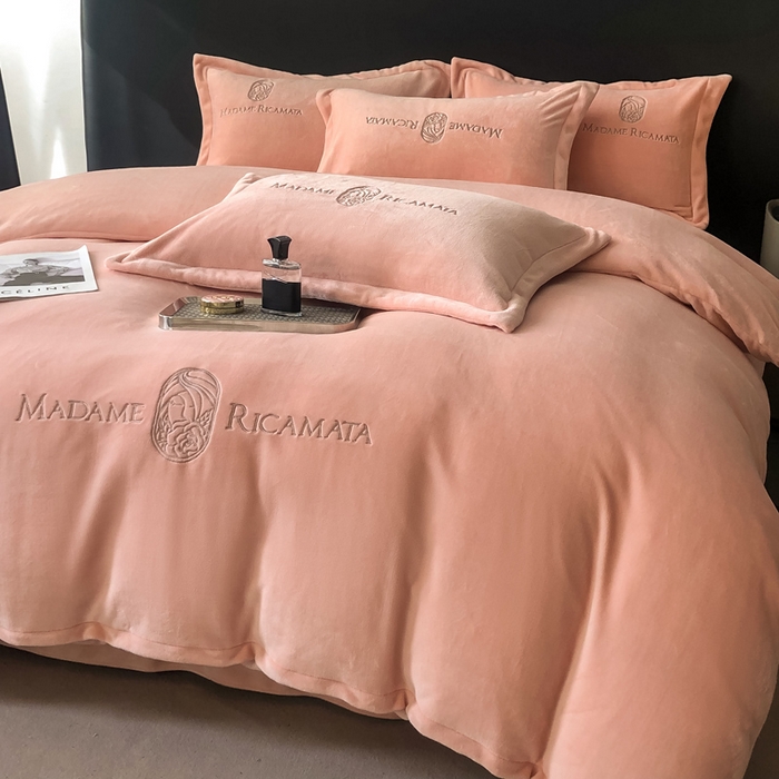 91家纺网 家纺一手货源 找家纺 梦莱斯 2025新款高克重牛奶绒刺绣四件套 月夕粉