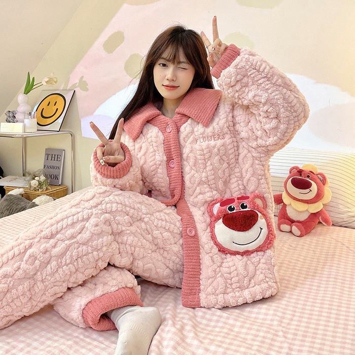 91家纺网 家纺一手货源 找家纺 （总）妍景 2025新款夹棉草莓熊睡衣