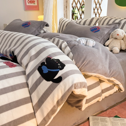 91家纺网 家纺一手货源 找家纺 （买家秀爆款不断货）A类母婴级毛巾绣牛奶绒四件套珊瑚绒四件套雪花绒四件套刺绣牛奶绒毛巾绣四件套小清新 灰条黑猫