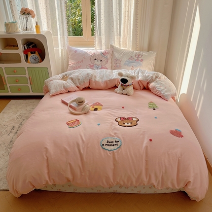 美乐迪家纺 2025新款全棉绣花四件套 洛丽塔小熊