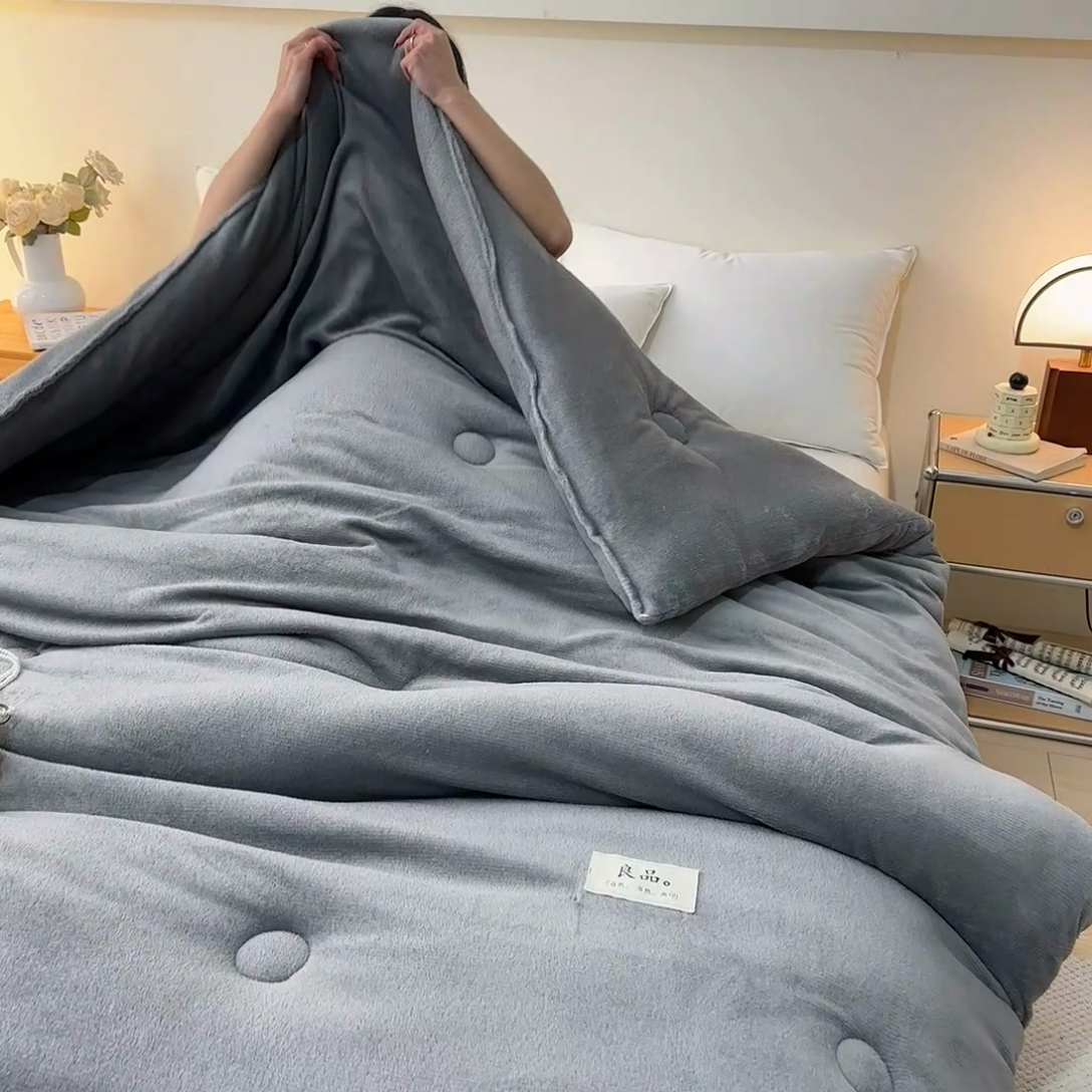 91家纺网 家纺一手货源 找家纺 牛魔王家居 2024新款双面牛奶绒加厚冬被被子被芯填充(白丝棉） 灰