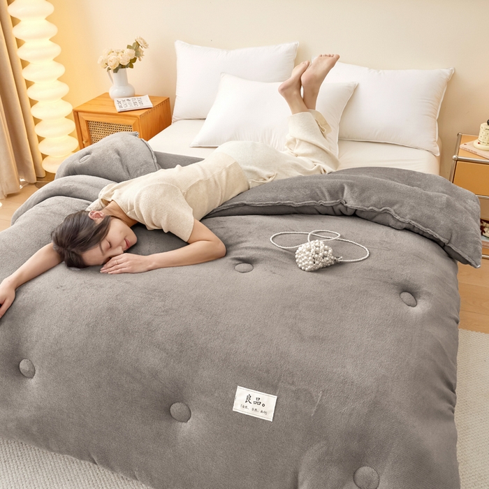 91家纺网 家纺一手货源 找家纺 牛魔王家居 2024新款双面牛奶绒加厚冬被被子被芯填充(白丝棉） 灰