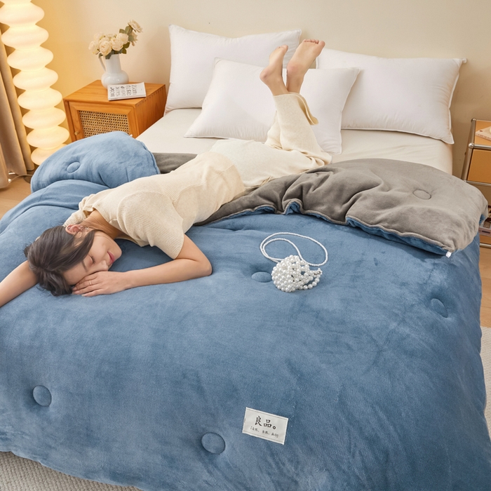 91家纺网 家纺一手货源 找家纺 牛魔王家居 2024新款双面牛奶绒加厚冬被被子被芯填充(白丝棉） 蓝+灰