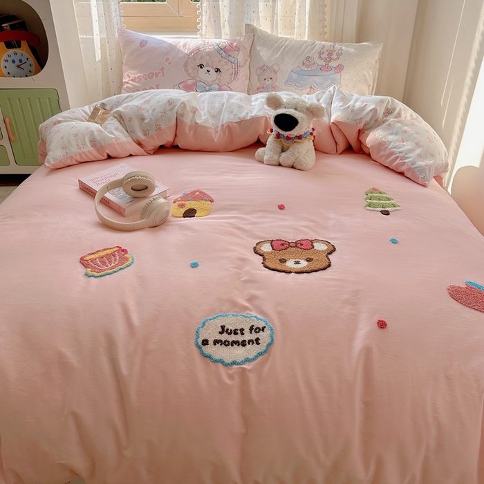 91家纺网 家纺一手货源 找家纺 美乐迪家纺 2025新款全棉绣花四件套 洛丽塔小熊