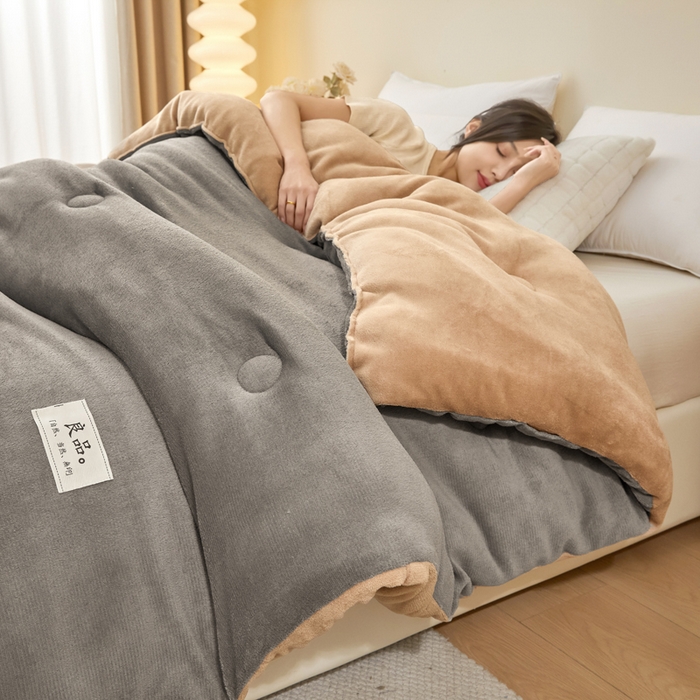 91家纺网 家纺一手货源 找家纺 牛魔王家居 2024新款双面牛奶绒加厚冬被被子被芯填充(白丝棉） 灰+卡色