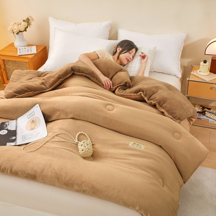 91家纺网 家纺一手货源 找家纺 牛魔王家居 2024新款双面牛奶绒加厚冬被被子被芯填充(白丝棉） 卡色+驼色