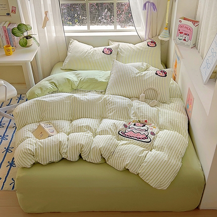 91家纺网 家纺一手货源 找家纺 韩秀家纺 2025加厚110g超柔纯色印花亲肤云朵棉ins毛巾绣有氧水洗棉四件套-蛋糕和兔 蛋糕派对青条青