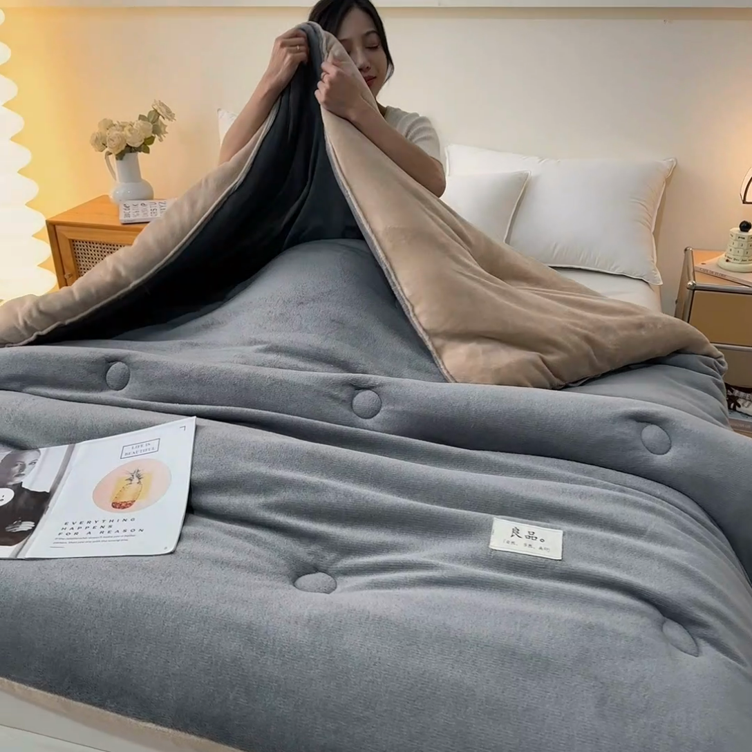 91家纺网 家纺一手货源 找家纺 牛魔王家居 2024新款双面牛奶绒加厚冬被被子被芯填充(白丝棉） 灰+卡色