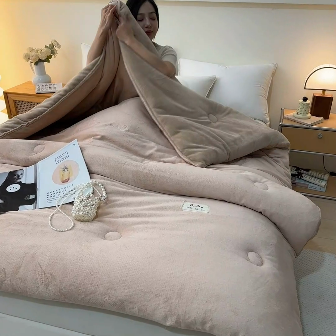 91家纺网 家纺一手货源 找家纺 牛魔王家居 2024新款双面牛奶绒加厚冬被被子被芯填充(白丝棉） 卡色+驼色