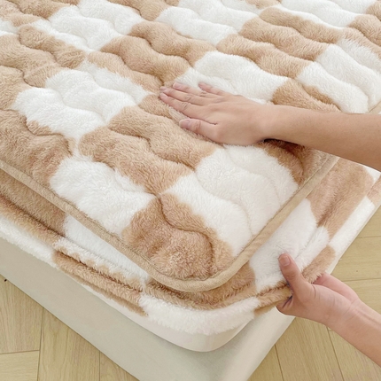 91家纺网 家纺一手货源 找家纺 （买家秀 爆款不断货）A类母婴级卡通牛奶绒床笠珊瑚绒雪花绒床笠牛奶绒床罩北极绒床笠儿童牛奶绒夹棉床笠 棋盘格-奶咖