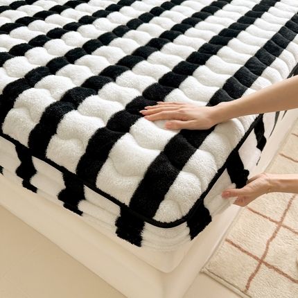 91家纺网 家纺一手货源 找家纺 （买家秀 爆款不断货）A类母婴级卡通牛奶绒床笠珊瑚绒雪花绒床笠牛奶绒床罩北极绒夹棉床笠-自然光图 条纹-黑白