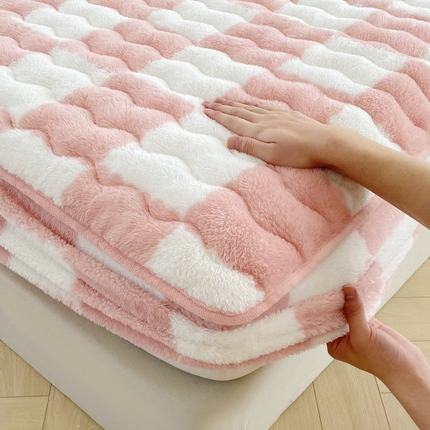 91家纺网 家纺一手货源 找家纺 （买家秀 爆款不断货）A类母婴级卡通牛奶绒床笠珊瑚绒雪花绒床笠牛奶绒床罩北极绒床笠儿童牛奶绒夹棉床笠 棋盘格-粉玉