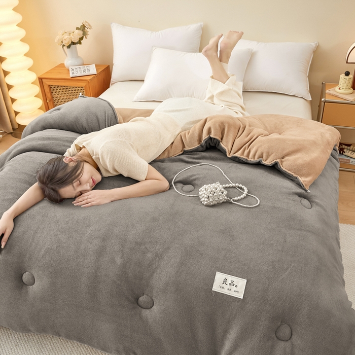 91家纺网 家纺一手货源 找家纺 牛魔王家居 2024新款双面牛奶绒加厚冬被被子被芯填充(白丝棉） 灰+卡色