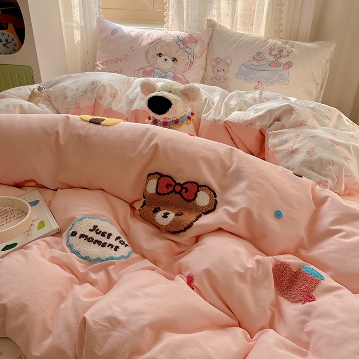 91家纺网 家纺一手货源 找家纺 美乐迪家纺 2025新款全棉绣花四件套 洛丽塔小熊