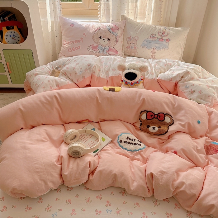 91家纺网 家纺一手货源 找家纺 美乐迪家纺 2025新款全棉绣花四件套 洛丽塔小熊