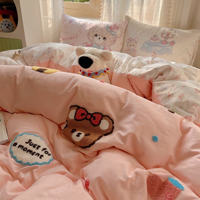 91家纺网 家纺一手货源 找家纺 美乐迪家纺 2025新款全棉绣花四件套 洛丽塔小熊