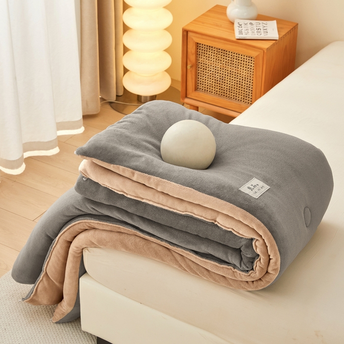 91家纺网 家纺一手货源 找家纺 牛魔王家居 2024新款双面牛奶绒加厚冬被被子被芯填充(白丝棉） 灰+卡色