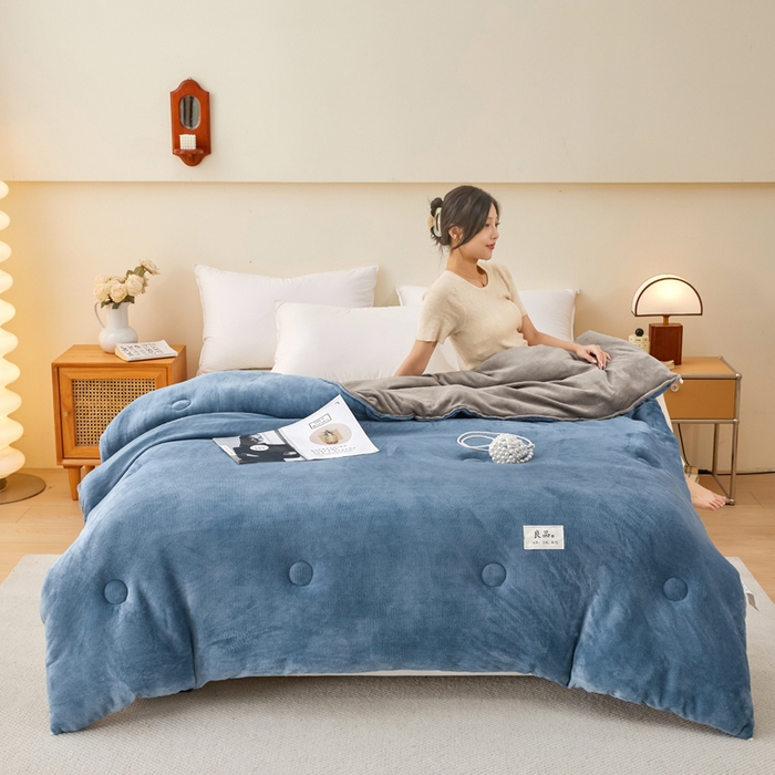 91家纺网 家纺一手货源 找家纺 牛魔王家居 2024新款双面牛奶绒加厚冬被被子被芯填充(白丝棉） 蓝+灰