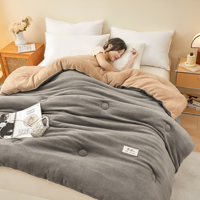 91家纺网 家纺一手货源 找家纺 牛魔王家居 2024新款双面牛奶绒加厚冬被被子被芯填充(白丝棉） 灰+卡色