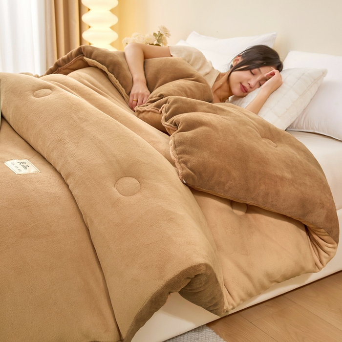 91家纺网 家纺一手货源 找家纺 牛魔王家居 2024新款双面牛奶绒加厚冬被被子被芯填充(白丝棉） 卡色+驼色