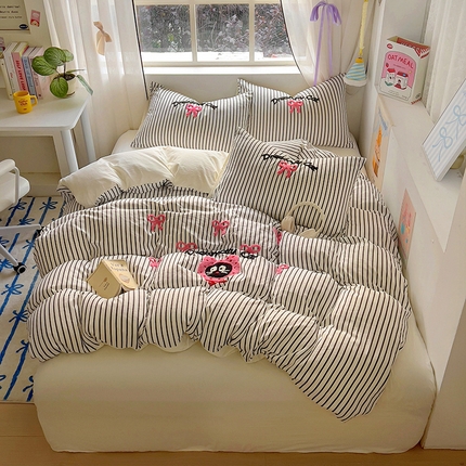 91家纺网 家纺一手货源 找家纺 （总）韩秀家纺 2025【提供买家秀】加厚120g超柔纯色印花云朵棉毛巾绣水洗棉四件套-萌趣猫咪云朵棉条纹床笠刺绣花