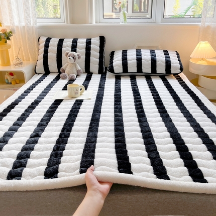 91家纺网 家纺一手货源 找家纺 （买家秀爆款花型不断货）A类母婴级牛奶绒床垫子雪花绒床垫子牛奶绒床护垫子雪北极绒床垫褥子牛奶绒床褥子 条纹-黑色