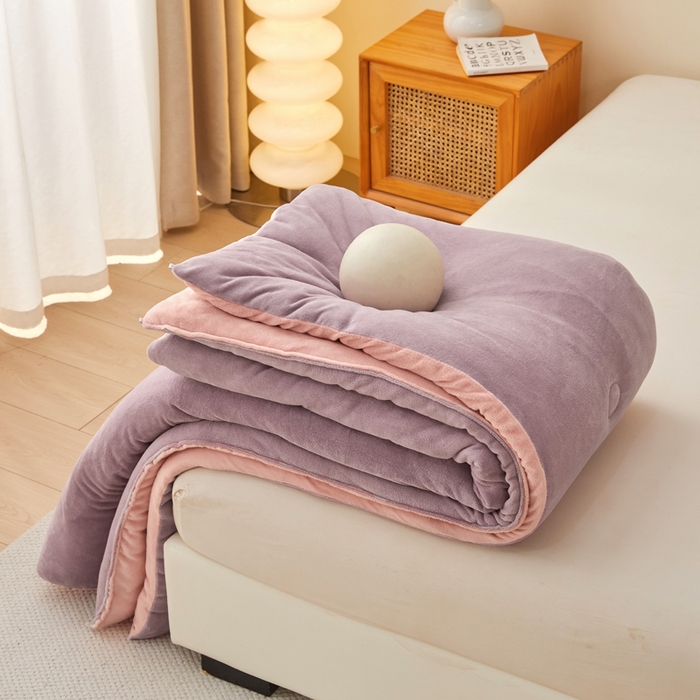 91家纺网 家纺一手货源 找家纺 牛魔王家居 2024新款双面牛奶绒加厚冬被被子被芯填充(白丝棉） 紫+粉色