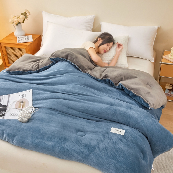 91家纺网 家纺一手货源 找家纺 牛魔王家居 2024新款双面牛奶绒加厚冬被被子被芯填充(白丝棉） 蓝+灰