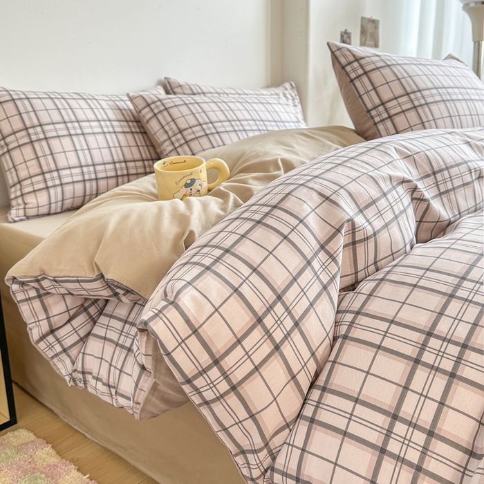 91家纺网 家纺一手货源 找家纺 柠馨 2025新款13372全棉印花四件套无印风系列 窗格粉