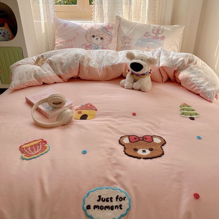 91家纺网 家纺一手货源 找家纺 美乐迪家纺 2025新款全棉绣花四件套 洛丽塔小熊