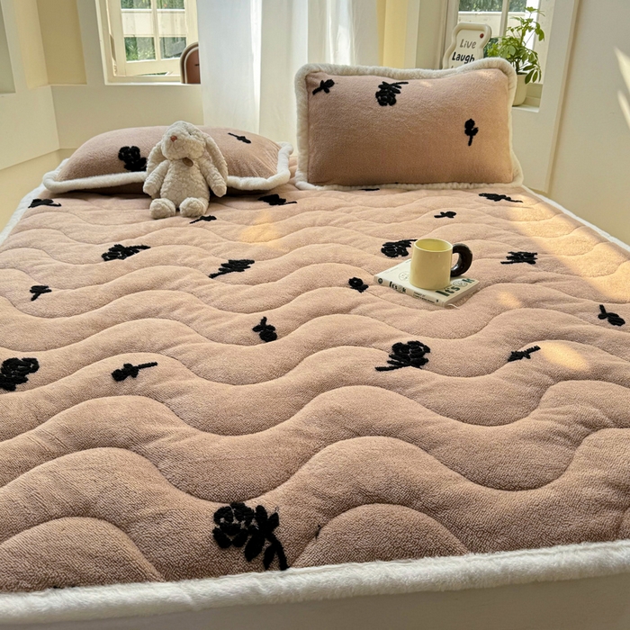 91家纺网 家纺一手货源 找家纺 梦初语 2025新款A类高克重立体毛巾绣阳粒子床垫褥 1优雅玫瑰-驼